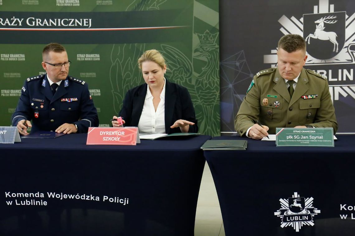 Zamość: Dwie szkoły będą szkolić przyszłych policjantów i pograniczników Dwie zamojskie szkoły będą współpracować z Policją i Strażą Graniczną przy kształceniu młodzieży zainteresowanej służbą w formacjach mundurowych. Porozumienie podpisano w Komendzie Wojewódzkiej Policji w Lublinie.