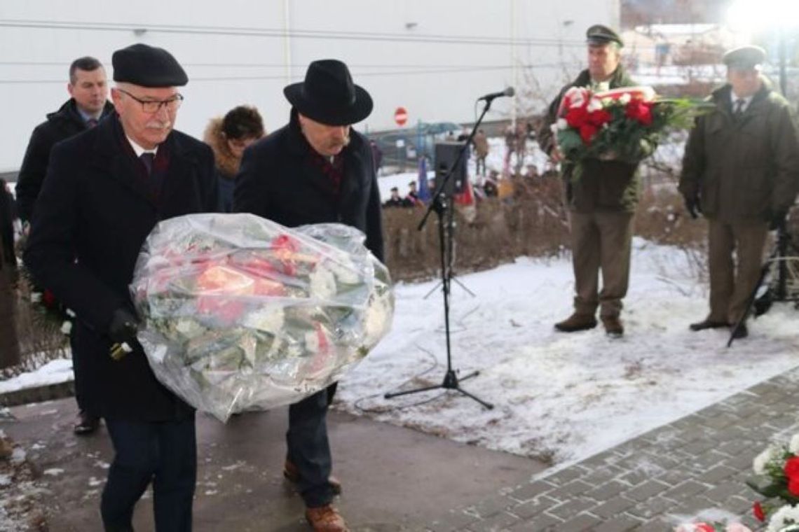 Pod pomnikami zostały złożone wieńce i kwiaty. fot. UM Zwierzyniec