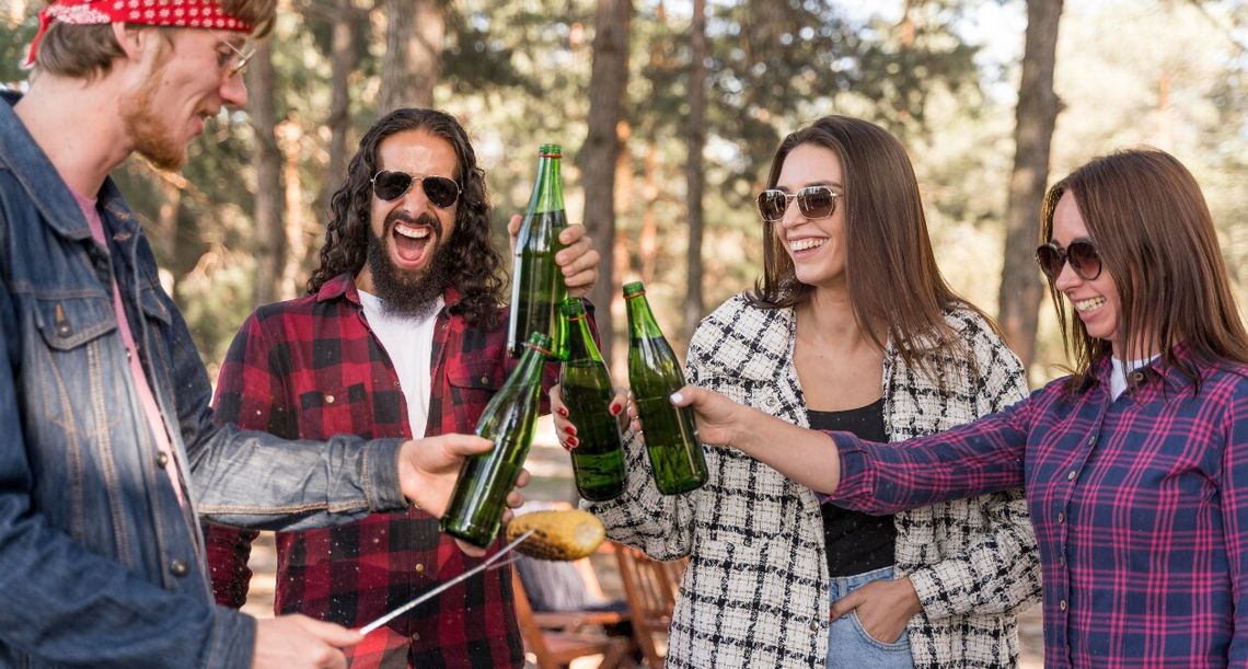 Latem Polacy częściej sięgają po alkohol. Najnowsze dane pokazują wyraźny wzrost zakupów w tym okresie.
