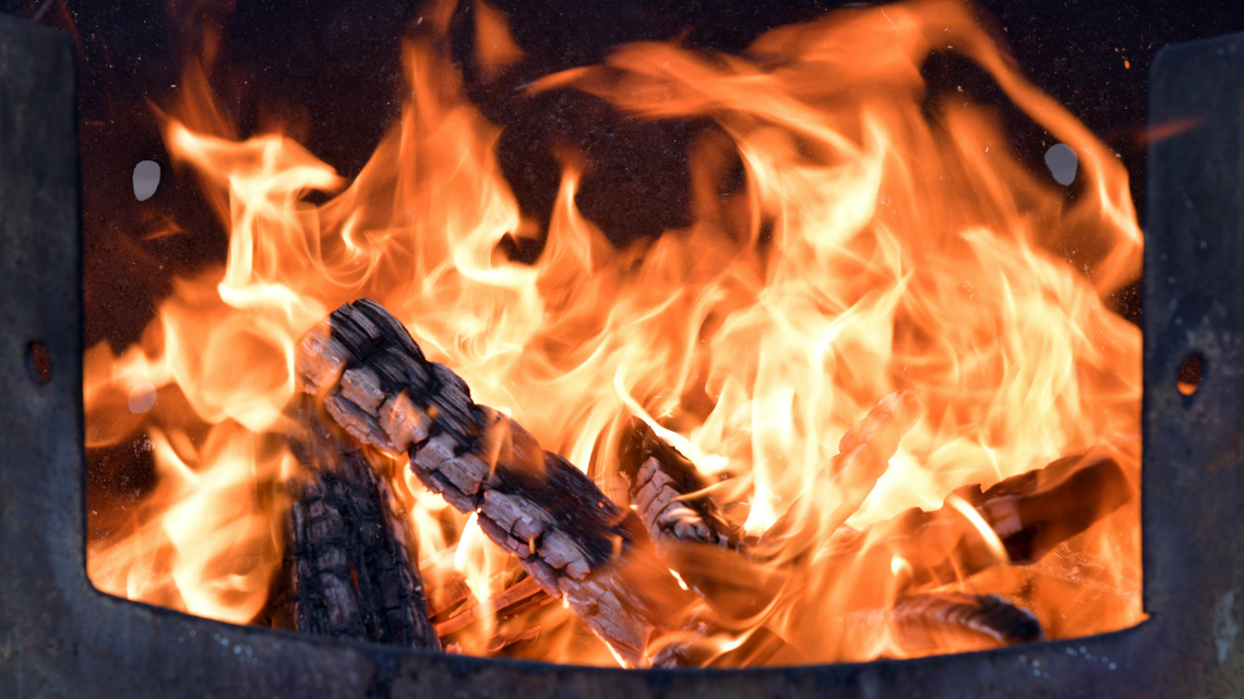 Chociaż wiemy, czym nie powinniśmy ogrzewać mieszkania, to wiele osób wciąż używa starych pieców.