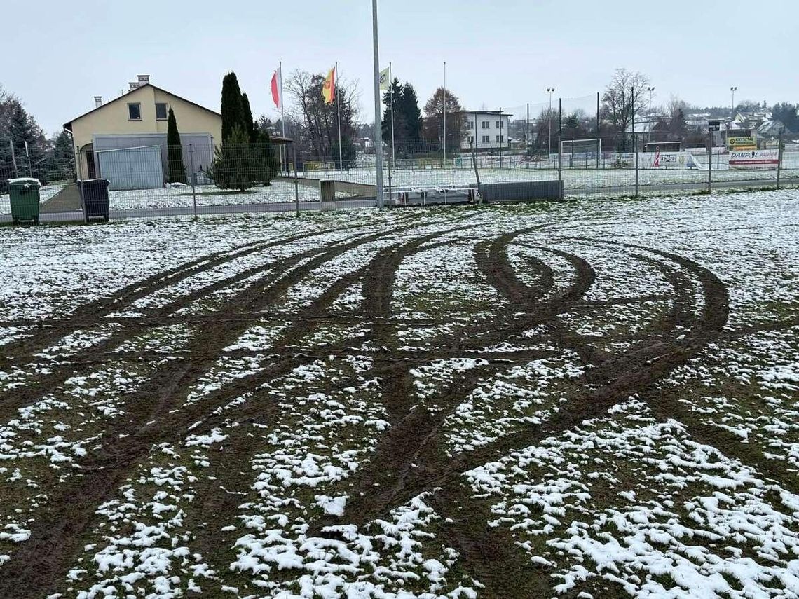 Werbkowice: „Kręcił bączki” na boisku. Wójt: „Pierwszy bałwan zbliżającej się zimy” Zdewastowane boisko w Werbkowicach.