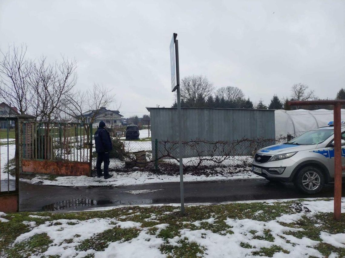 Uwagę dzielnicowego przykuły ślady kół samochodowych prowadzące do blaszanego garażu. Intuicja nie zawiodła policjanta – wewnątrz zastał ukrywającą się 41-latkę oraz zaparkowane osobowe suzuki.