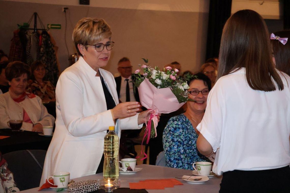 Nauczycielka odbiera kwiaty.