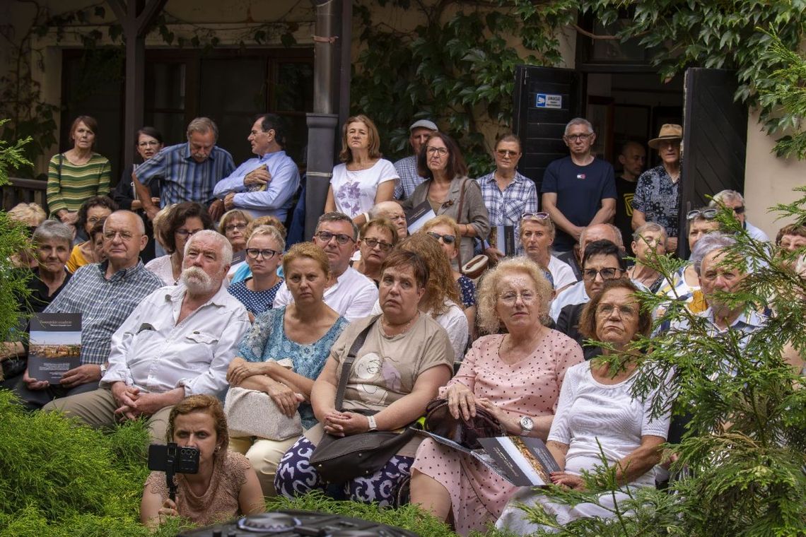 Dawne fotografie, wspomnienia i rozmowy o tym, co Zamość stracił, a co warto ocalić. „Wernisaż z pompą” był spotkaniem z historią miasta zapisaną w obrazach, słowach i emocjach.