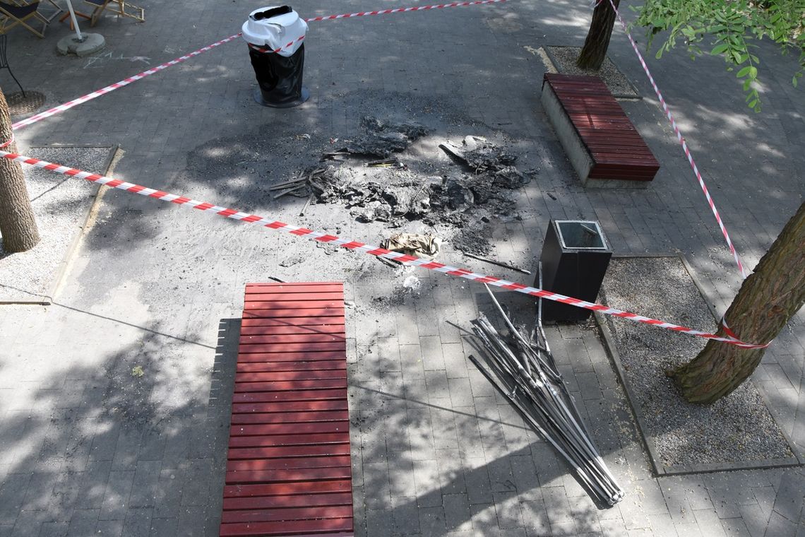Wiadomo kto podpalił meble przy lodziarni w Tomaszowie Lubelskim. 51-latkowi grozi 5 lat więzienia Wnikliwa praca operacyjna tomaszowskich kryminalnych doprowadziła do zatrzymania 51-latka, podejrzanego o podpalenia mebli ogrodowych i asortymentu reklamowego lodziarni usytuowanej w parku miejskim w Tomaszowie Lubelskim.
