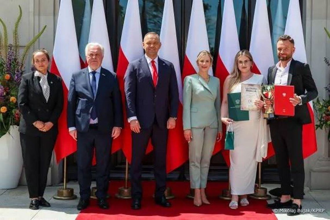 Julia i Amadeusz Mielniczukowie z Kryszyna (pierwsi od prawej) podczas gali AgroLigi 2025 w Pałacu Prezydenckim.