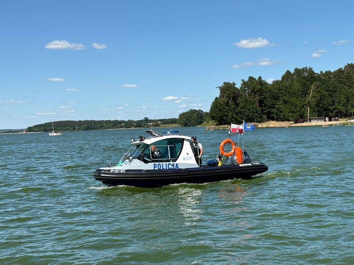 Policyjna łódź na zalewie w Nieliszu gotowa do sezonu.