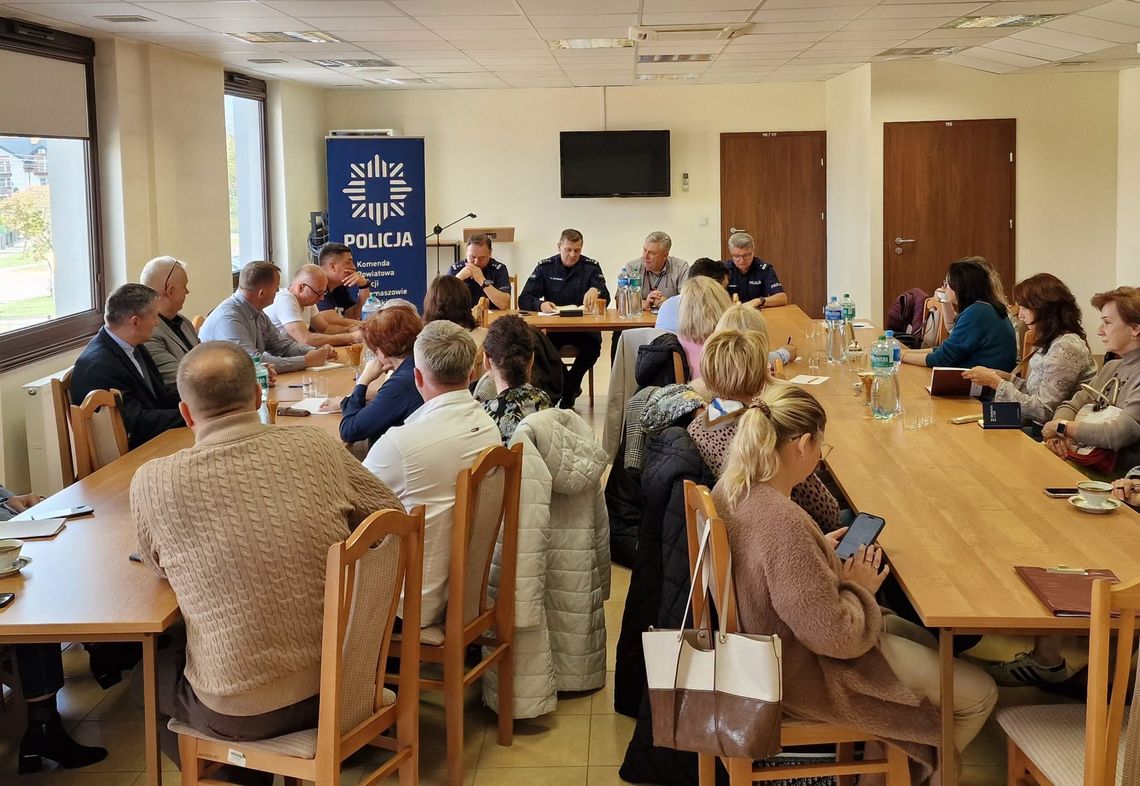 Spotkanie tomaszowskiej Policji z przedstawicielami placówek oświatowych i lokalnego samorządu