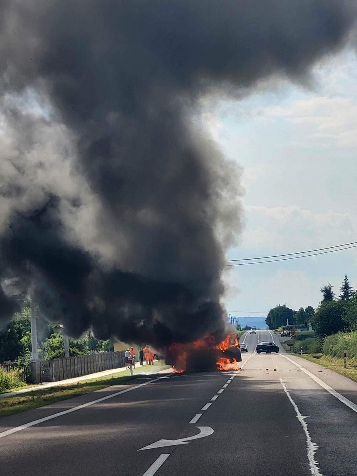Pożar samochodu na DK 74 w Wielączy.