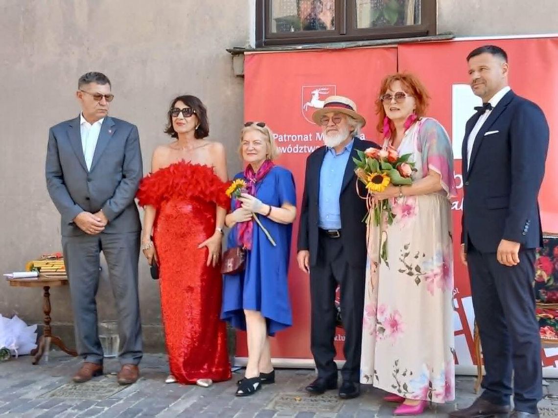 Na zdjęciu (od lewej): radny Sejmiku Województwa Lubelskiego Krzysztof Gałaszkiewicz, Teresa Madej, Barbara i Franciszek Maśluszczakowie, Danuta Błażejczyk oraz prezydent Zamościa Rafał Zwolak. Fot. Leszek Wójtowicz