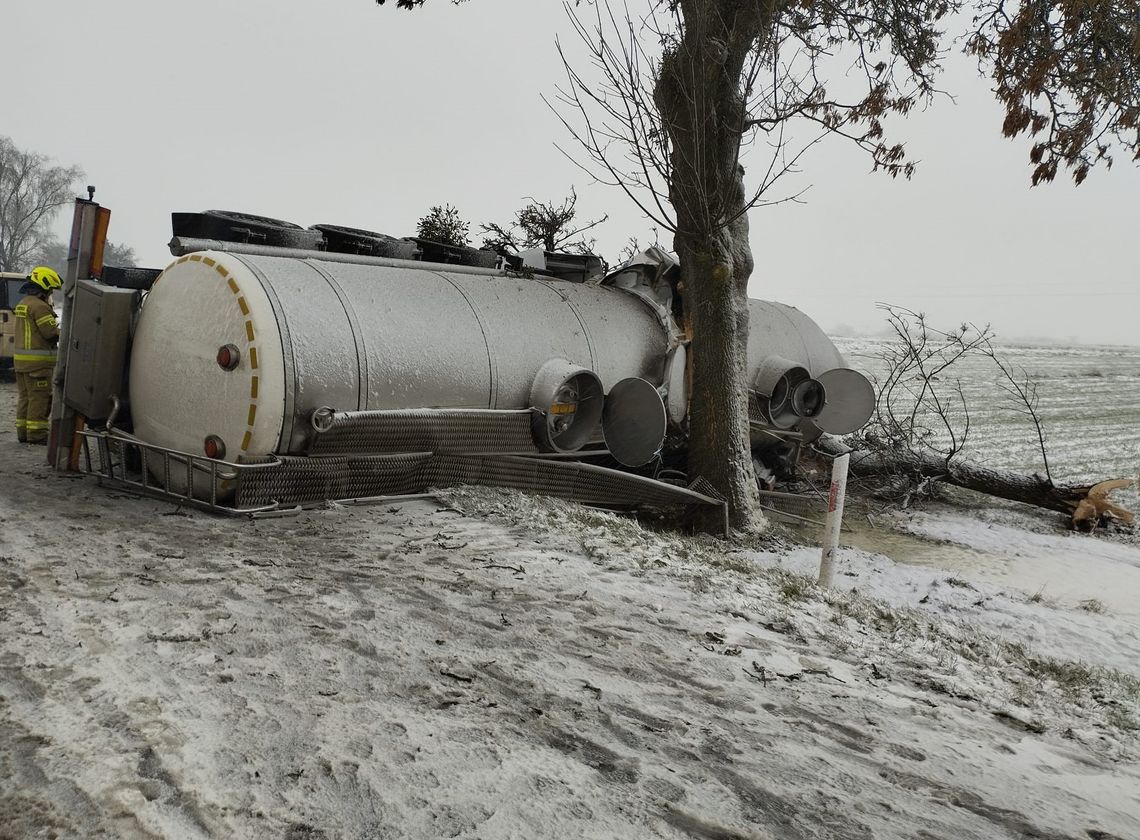 Wieprzów: Czekają na dźwig, który podniesie cysternę z drogi 21 listopada 2025, Wieprzów. Cysterna zjechała do rowu i przewróciła się.