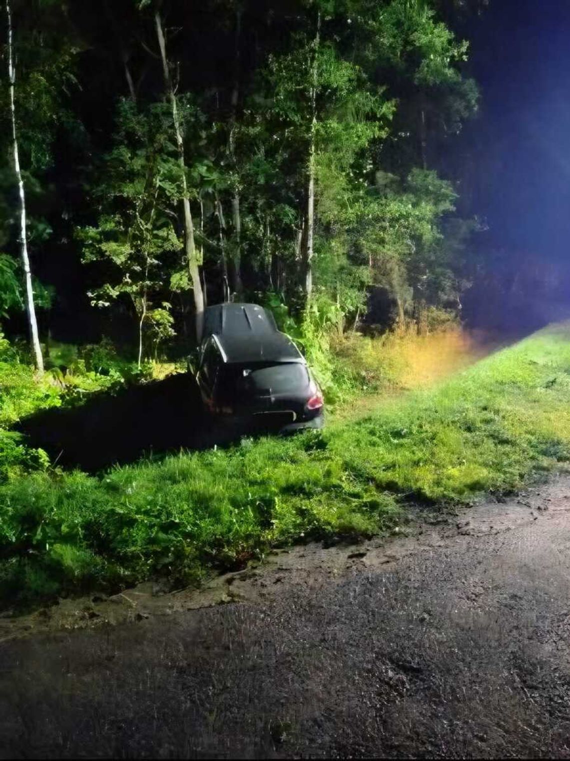 Wieprzów Tarnawacki: Nissan wypadł z drogi do rowu, 25-latka w szpitalu