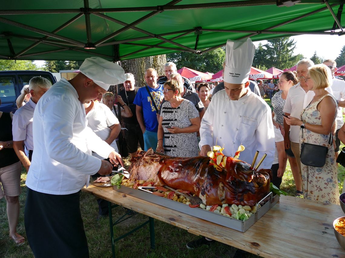 Tradycyjnie już na Dniu Wieprza podano pieczonego prosiaka.