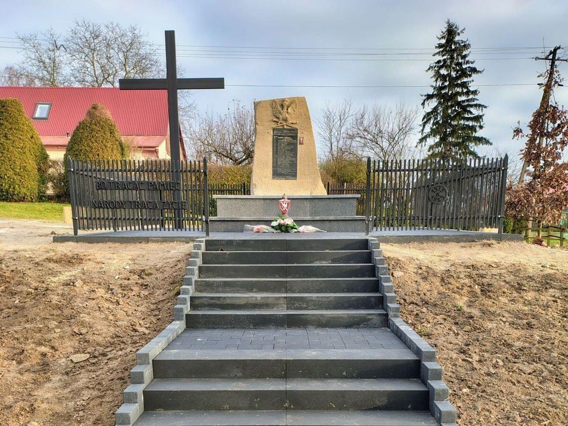 Pomnik Pamięci Oficerów i Żołnierzy Wojska Polskiego zamordowanych we wrześniu 1939 r. w miejscowości Grabowiec-Góra.