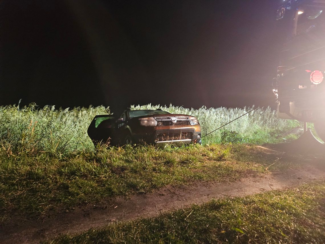 Pijany wjechał do zalewu. Kierowca sam wydostał się z wody.