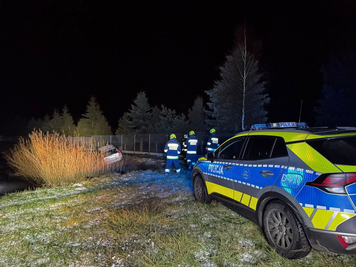 W trakcie działań lód się załamał, co wymusiło natychmiastową ewakuację poszkodowanego przy użyciu technik ratownictwa lodowego. Mężczyzna został wyciągnięty na brzeg i przekazany policji.