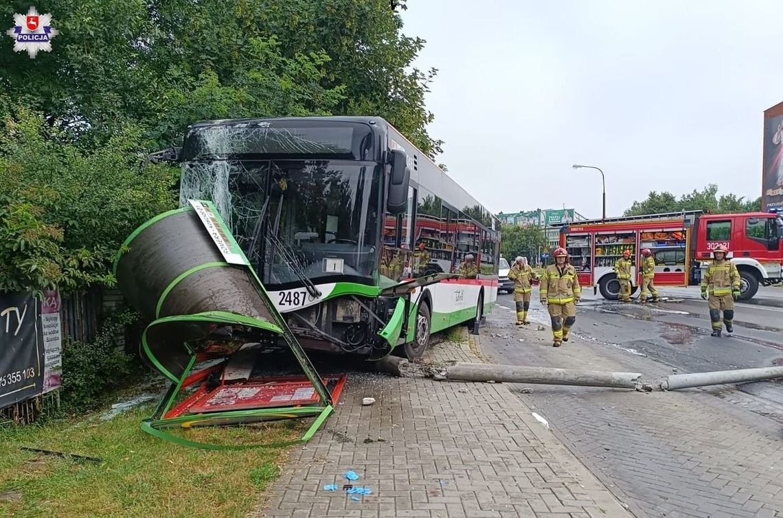 Lublin: Wjechał autobusem w wiatę przystankową. 5 osób w szpitalu!