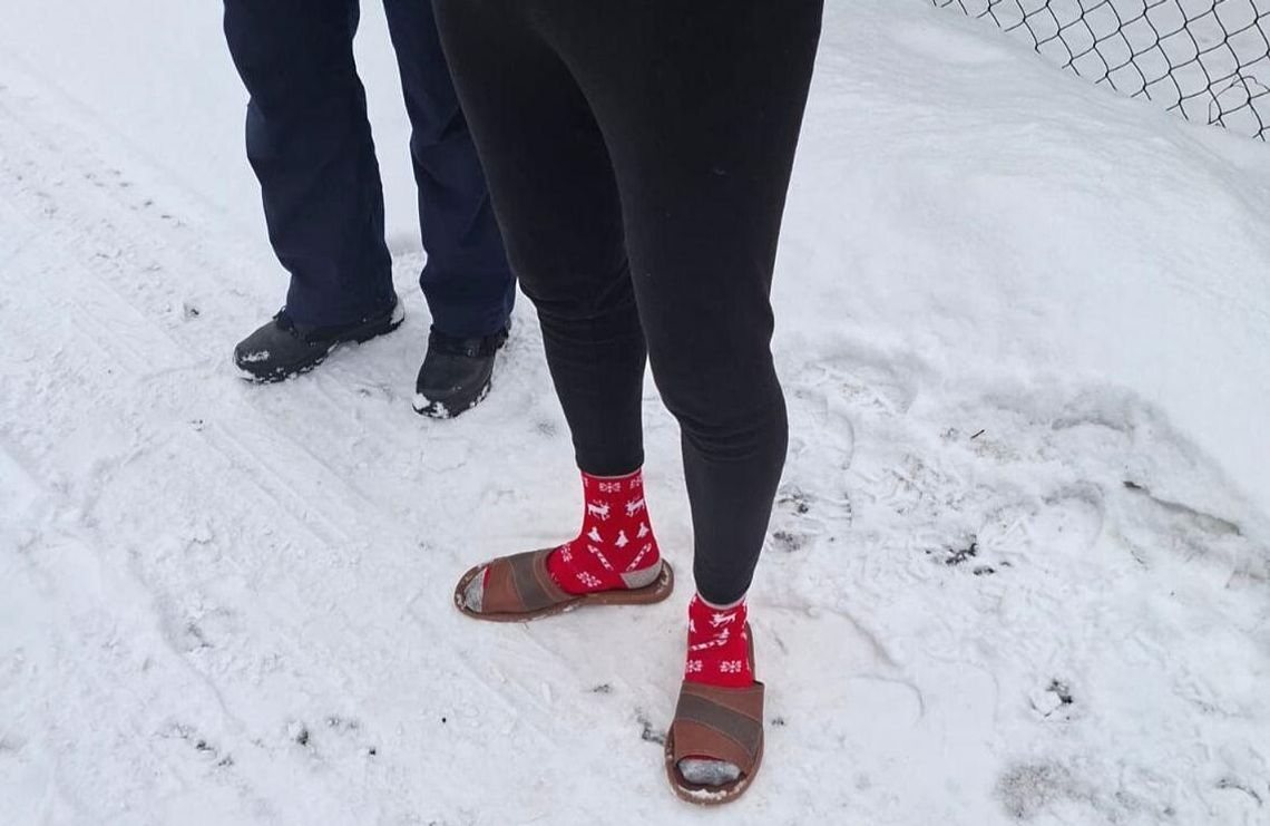 Włamał się do domu, zjadł kiełbasę, włożył skarpety właściciela i poszedł spać Włamał się do domu, zjadł kiełbasę, włożył skarpety właściciela i poszedł spać