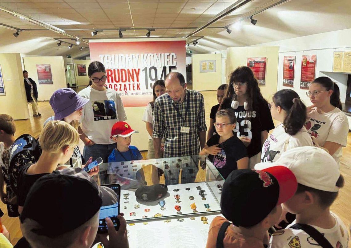 Dzieci z zaciekawieniem oglądają ekspozycję wystawy „Trudny koniec – Trudny początek”.