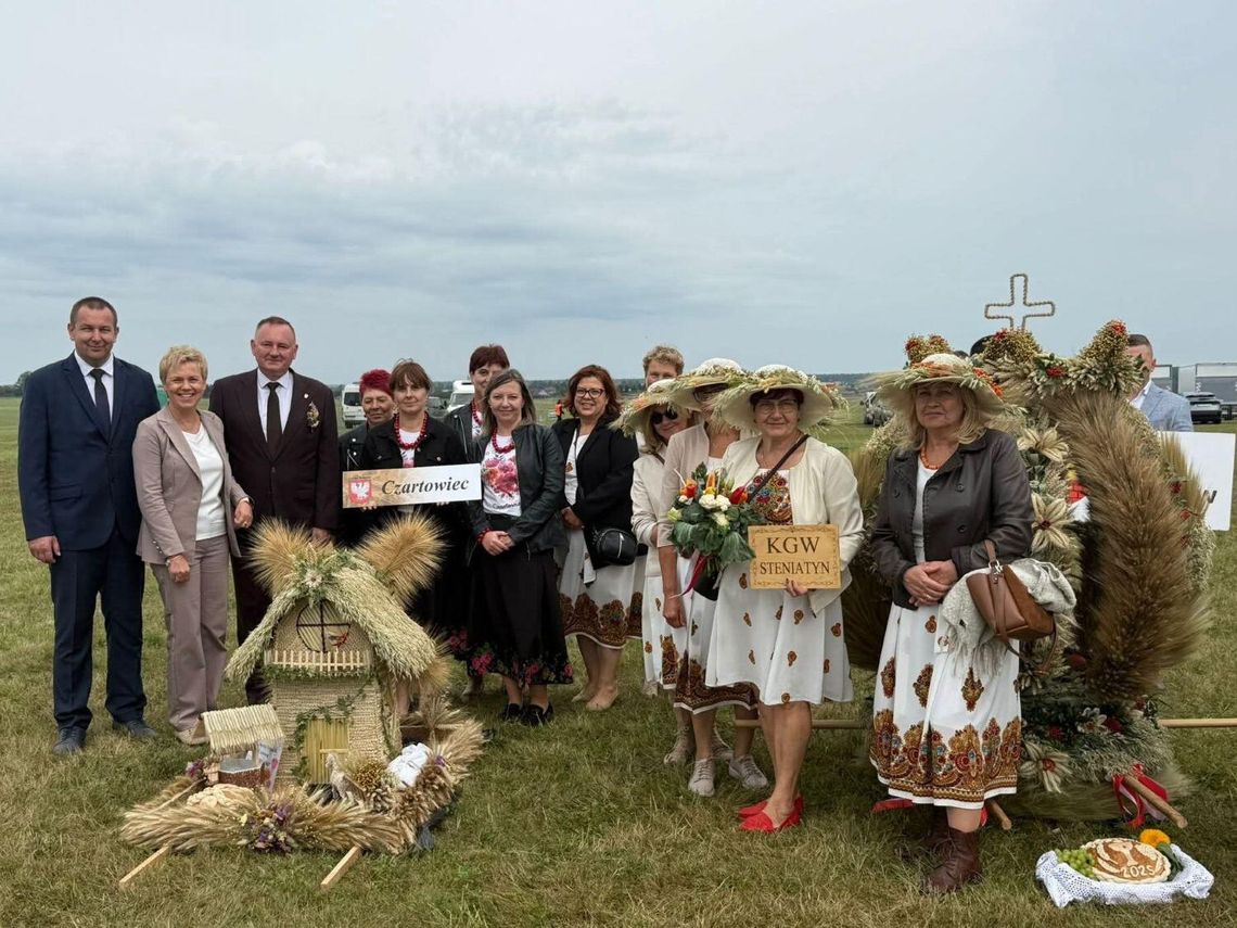 Wojewódzkie Święto Plonów w Świdniku. Czartowiec triumfuje w konkursie na wieniec dożynkowy. Zobacz zdjęcia Koło Gospodyń Wiejskich „Czartowianki” zajęło na dożynkach wojewódzkich I miejsce w konkursie „Najładniejszy wieniec dożynkowy”.