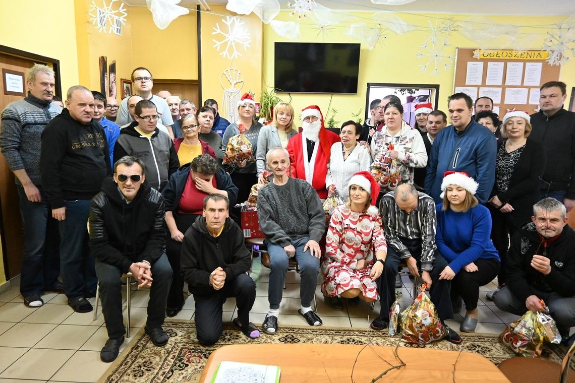 Wójt Czubaj-Gancarz jako Śnieżynka z Mikołajem rozdawali prezenty. Odwiedzili Środowiskowy Dom Samopomocy w Szarowoli
