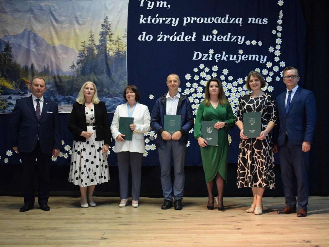 Wójt gminy Susiec docenił nauczycieli. Nagrody z okazji Dnia Edukacji Narodowej Wójt gminy Susiec docenił nauczycieli.