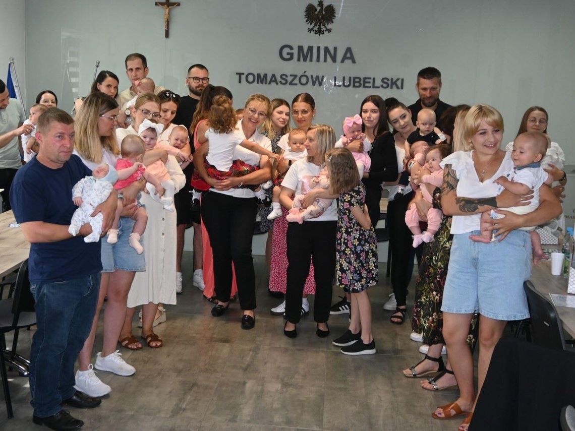 Wójt wśród niemowlaków! Tak w Gminie Tomaszów Lubelski witają najmłodszych mieszkańców [ZDJĘCIA]