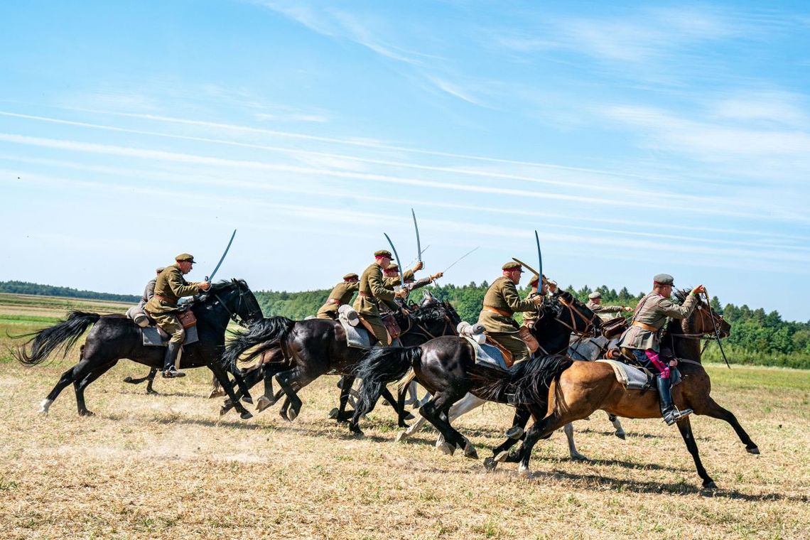 W niedzielę (25 sierpnia) widowisko poprzedziła polowa msza święta przy Pomniku Chwały Kawalerii i Artylerii Konnej w Wolicy Śniatyckiej. W inscenizację bitwy zaangażowanych było około 170 koni.