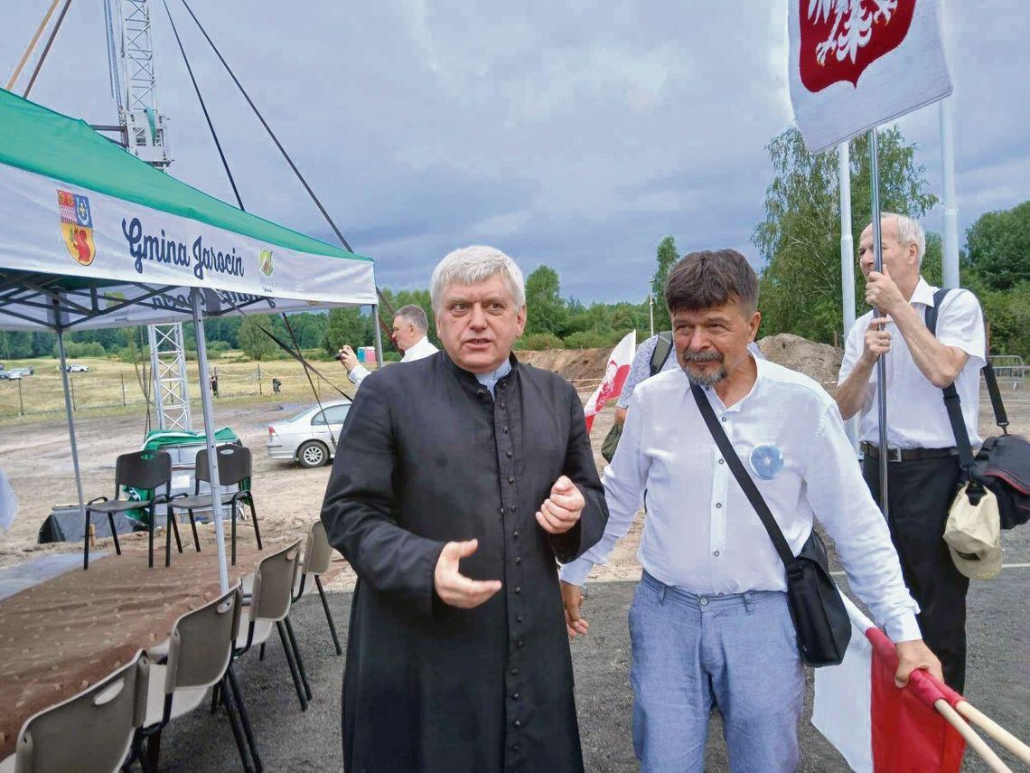 Przewodniczący zamojskiego Stowarzyszenia Janusz Bernach (na zdjęciu z ks. Antonim Moskalem) był w Domostawie i widział pracujących na miejscu reporterów.