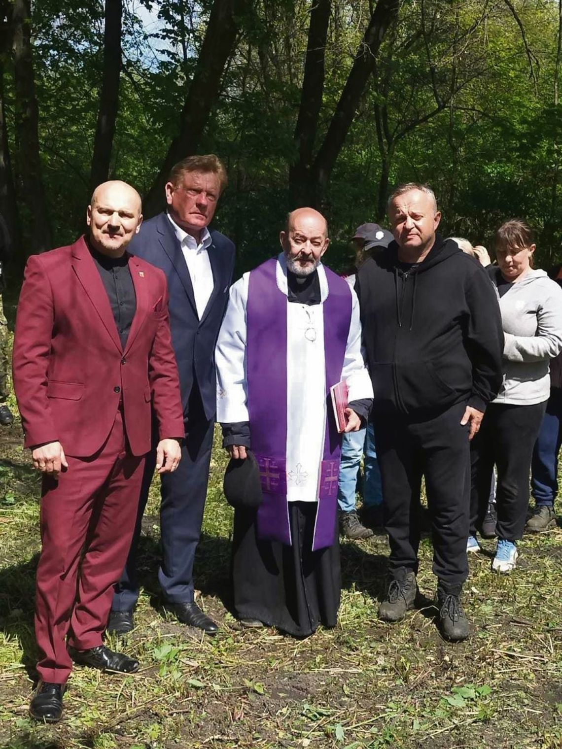 Na pierwszym planie: Jarosław Korzeń, Wiesław Cielica, ks. Piotr Gałczyński, Mariusz Skorniewski.