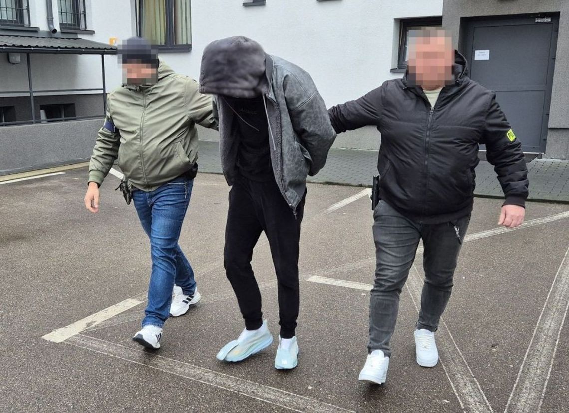 Wpadł przez przepaloną żarówkę. Policja znalazła u niego narkotyki Tymczasowy areszt na okres trzech miesięcy to środek zapobiegawczy, jaki zastosował łukowski sąd wobec 20-latka, u którego policjanci znaleźli znaczną ilość narkotyków.