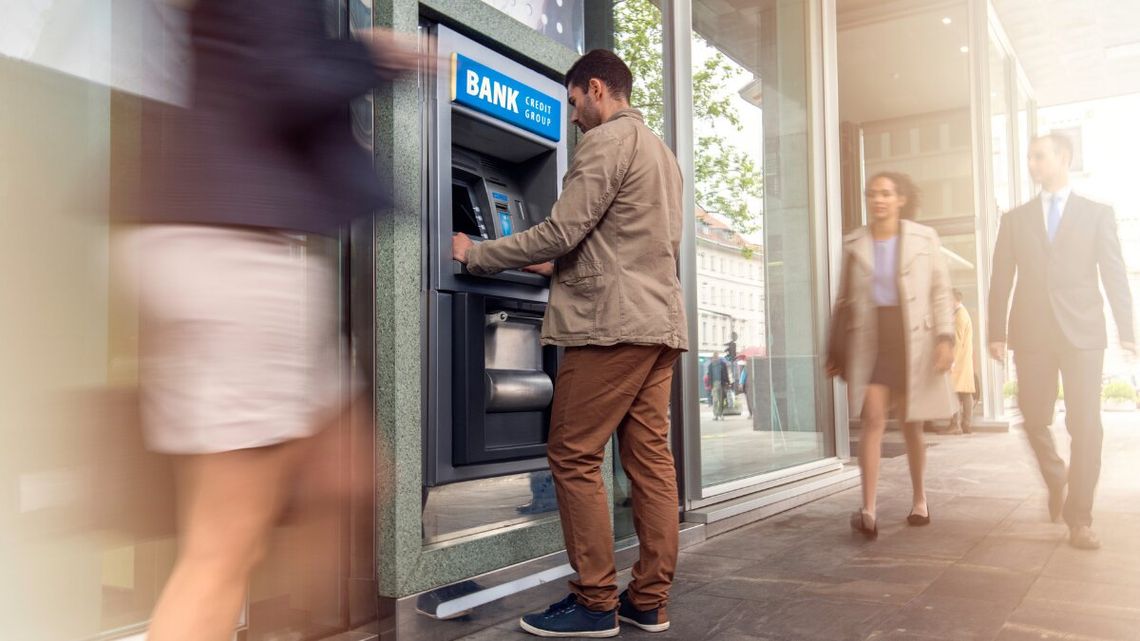 Wpłata do wpłatomatu jest szybka i wygodna, ale przy większych kwotach bank ma obowiązek poinformować o tym odpowiednie instytucje państwowe.