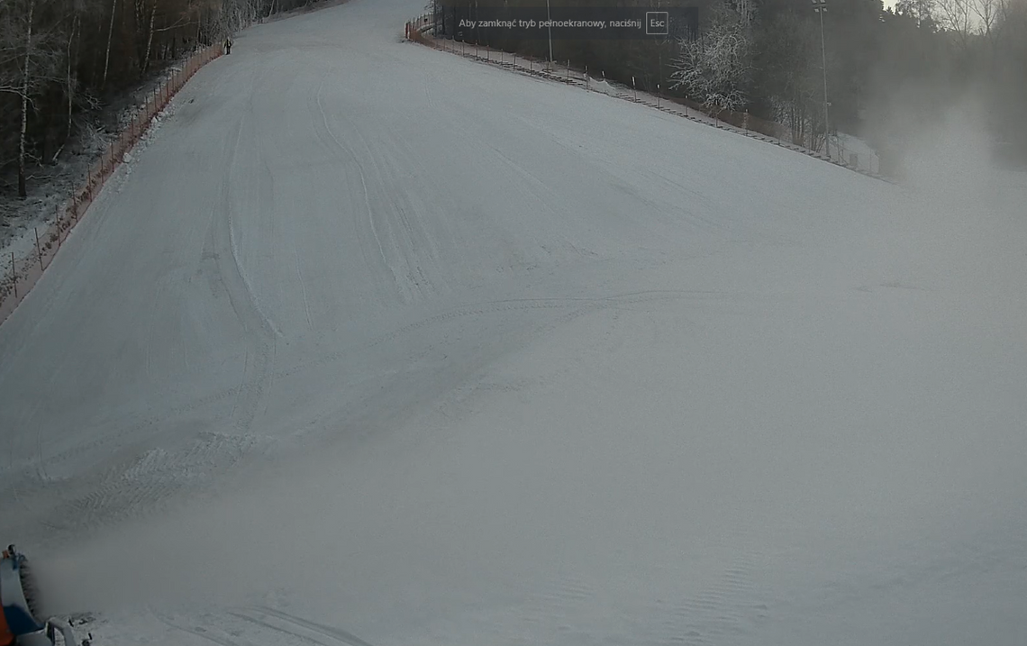 Wreszcie pogoda pozwoli. Stok narciarski Biała Góra otwarty dla narciarzy Widok na stok Biała Góra w Justynówce koło Tomaszowa Lubelskiego z kamery uchwycony 10.02.2025.