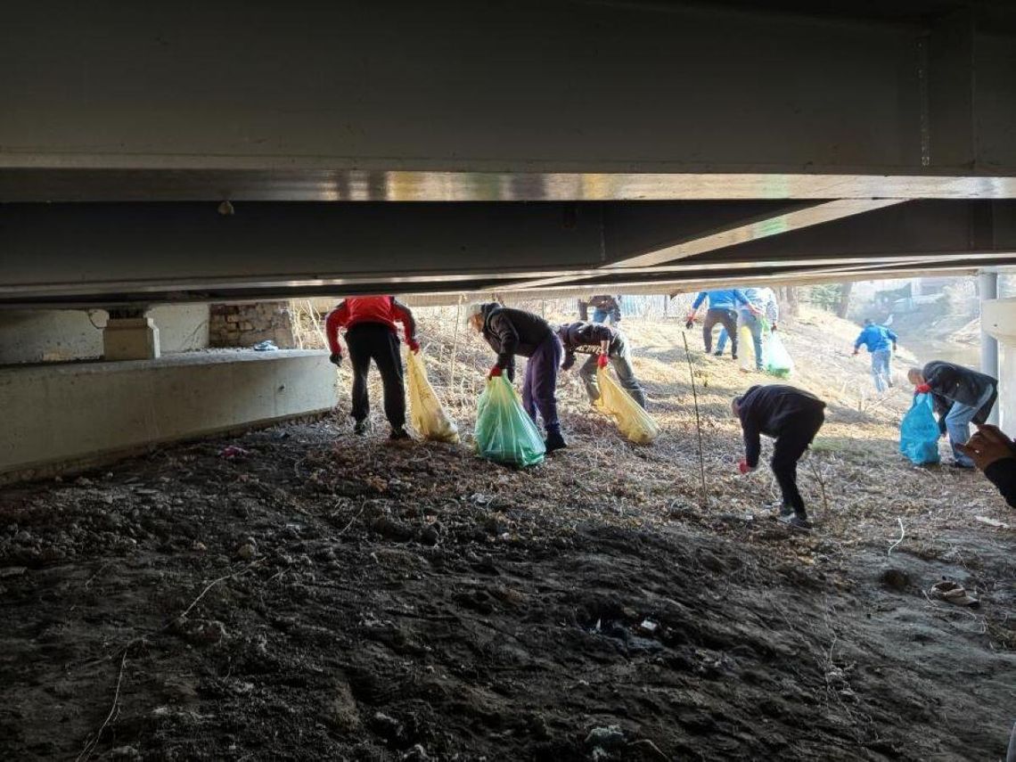 Wspólna ofensywa porządkowa strażników i osadzonych z ZK w Hrubieszowie Strażnicy miejscy i osadzeni z Zakładu Karnego w Hrubieszowie wspólnie sprzątali miasto.