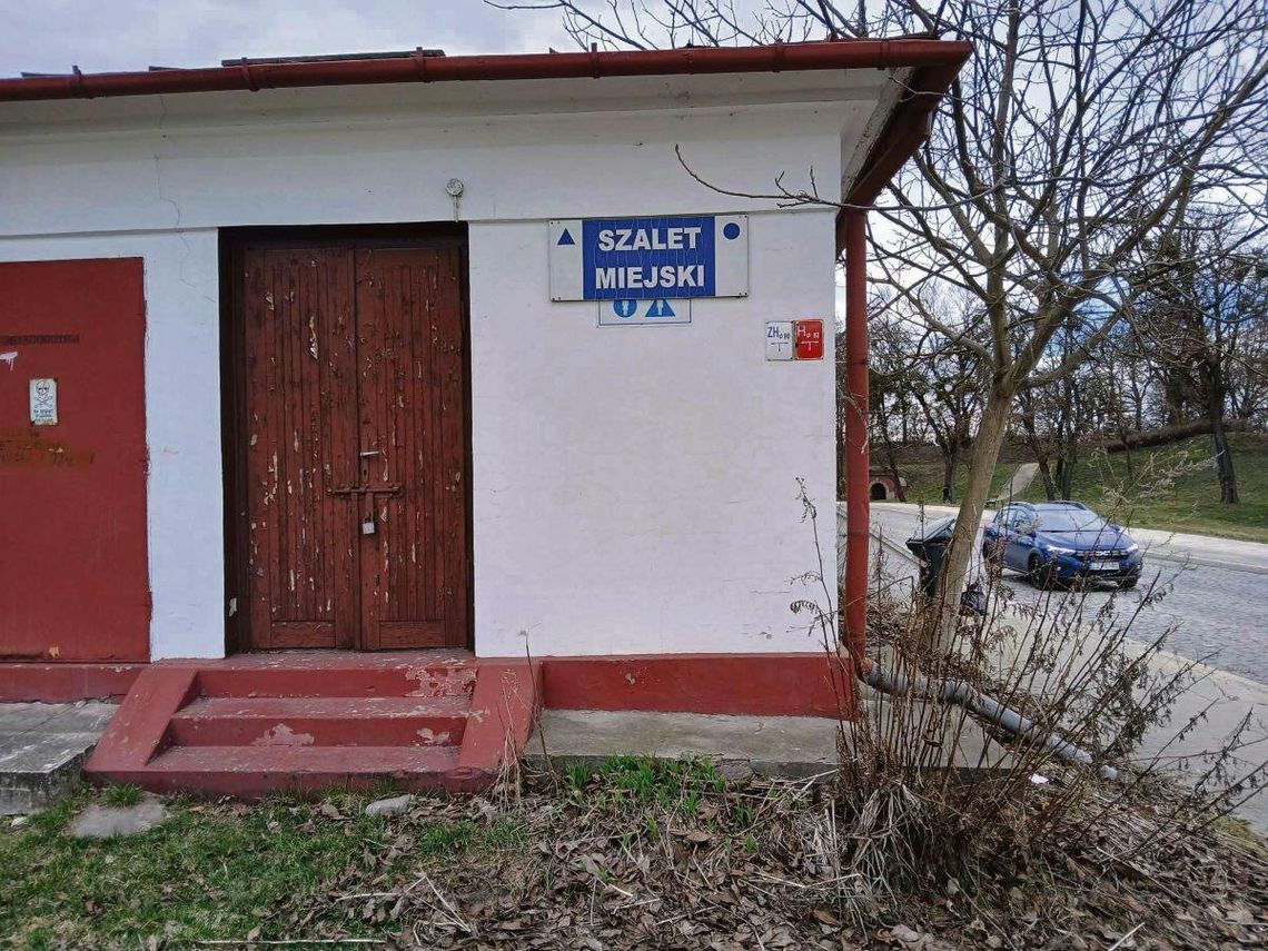 Wstydliwy problem Zamościa. Czy miasto na liście UNESCO doczeka się nowoczesnych toalet? Na razie Zamość ma tylko to. Szalet miejski przy ul. Królowej Jadwigi.