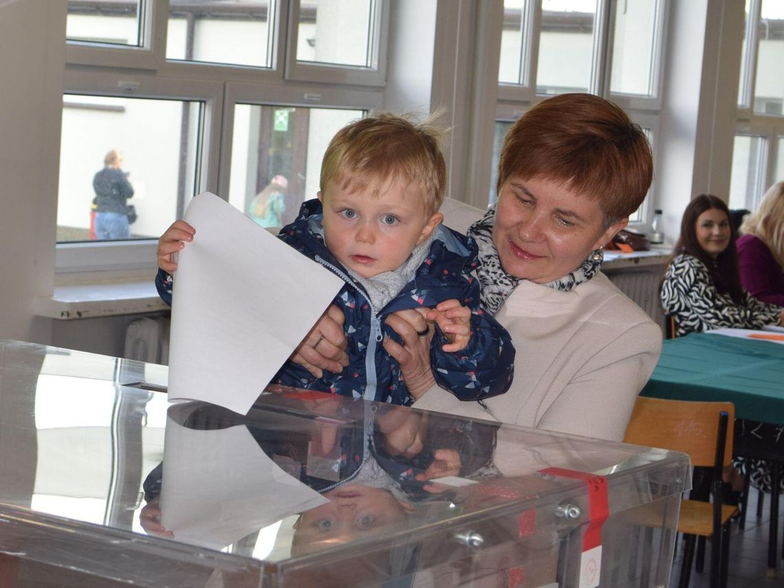 Wybory prezydenckie 2025: Frekwencja na godzinę 17 w Zamościu i powiecie. Nowe dane PKW
