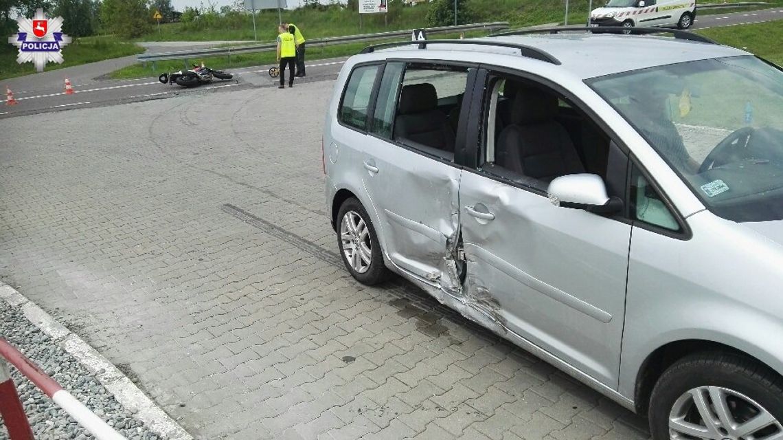 Wypadek na krajowej 17 w Budach. Volkswagen zajechał drogę motocykliście
