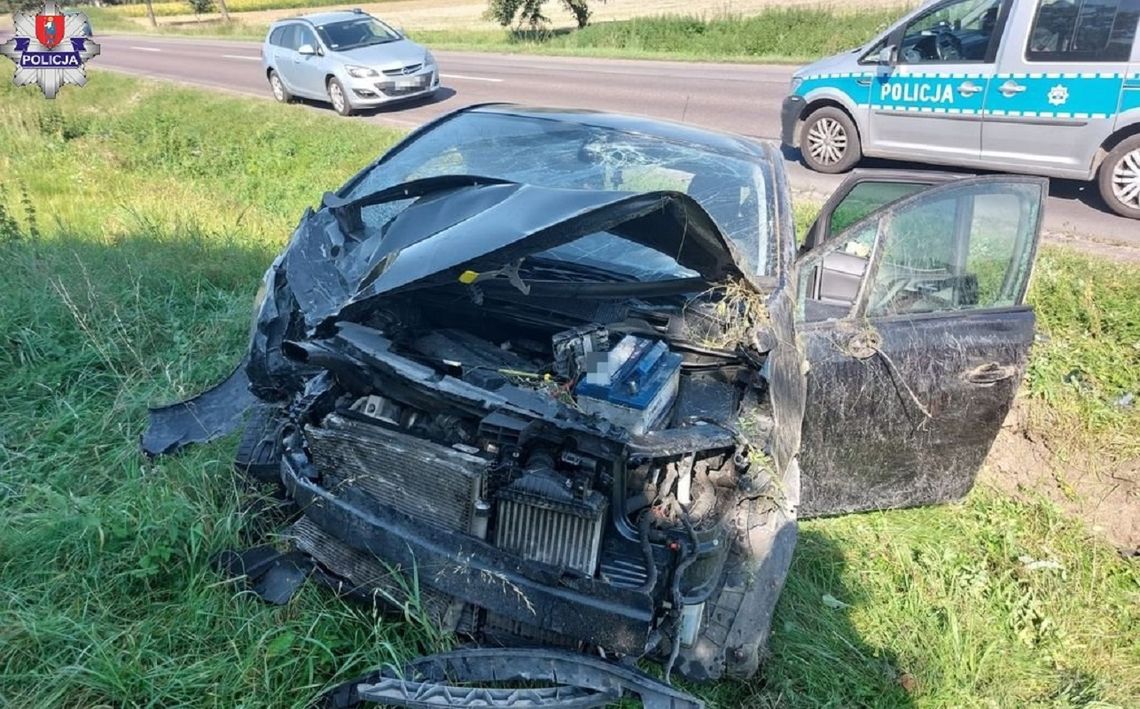 W Jarosławcu na DK 74 kierujący Oplem 45-latek wyprzedzając jadące przed nim dwa pojazdy zderzył się z kierującą Peugeotem, która w tym czasie skręcała w lewo na posesję.