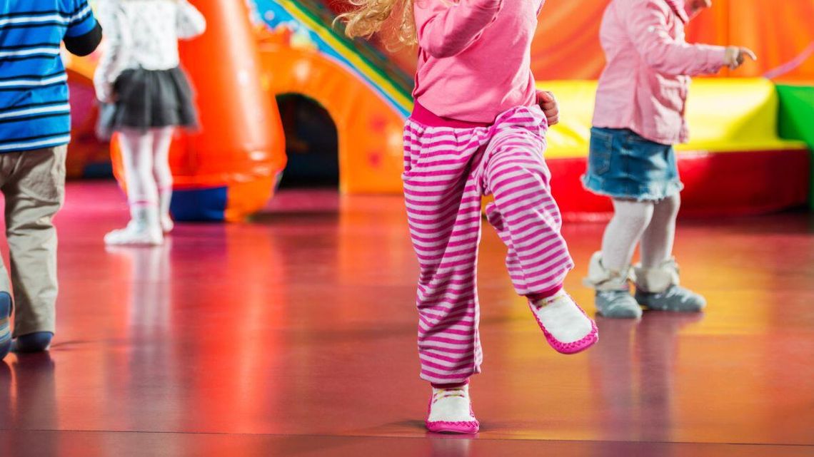 Lekarze wciąż walczą o zdrowie 11-letniej dziewczynki, która miała wypadek w jednej z sal zabaw w Lublinie.