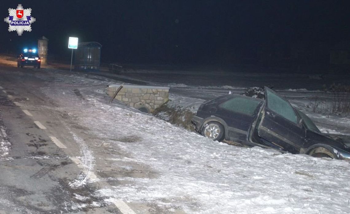 Wypadek w Aleksandrowie. Volkswagen uderzył w skarpę