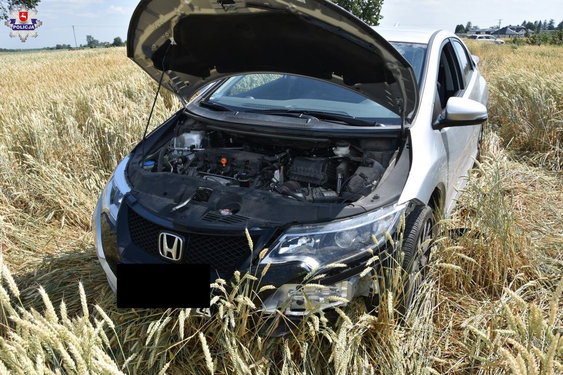 Wypadek w Brodzicy. Honda wylądowała na polu