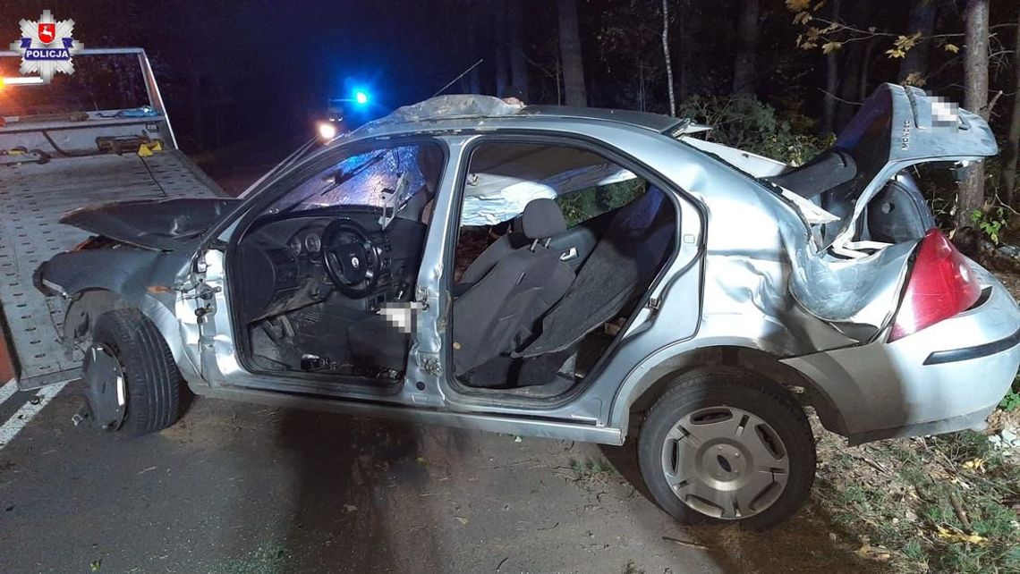 Wypadek w Hutkowie. 18-latek rozbił forda na drzewie. Nie jechał sam