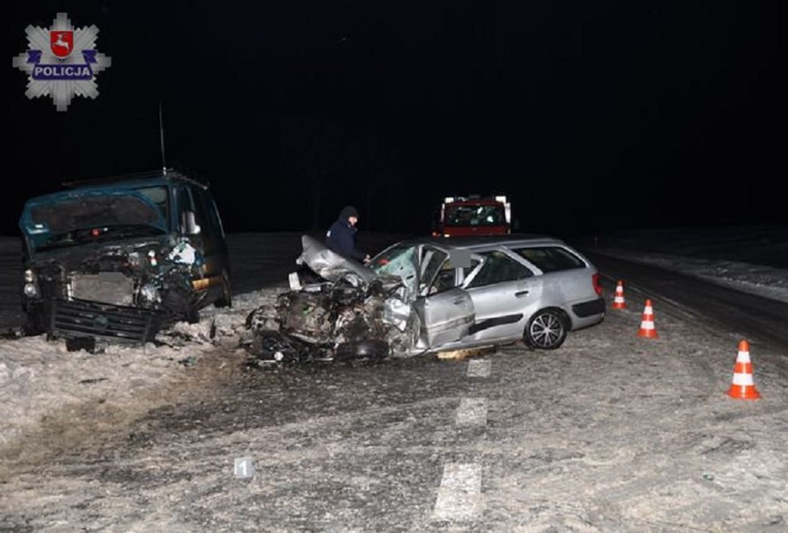 Wypadek w Kolonii Guzówka. Citroen czołowo zderzył się z volkswagenem