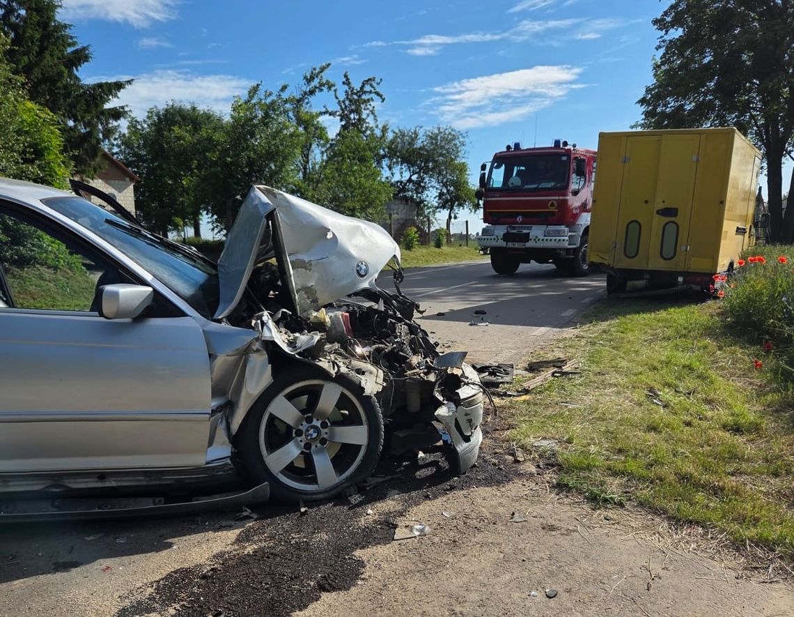 W chwili zderzenia przy Mercedesie znajdowała się kobieta, która robiła zakupy. W wyniku uderzenia została odrzucona od pojazdu.