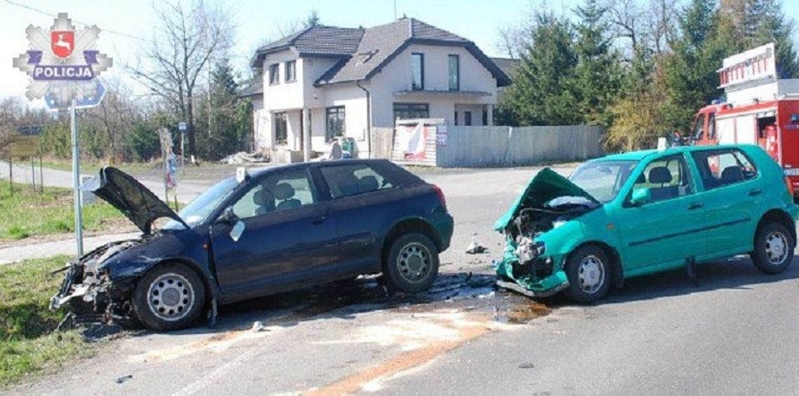 Wypadek w Płoskiem. Zderzenie volkswagena z audi. Dwie osoby w szpitalu