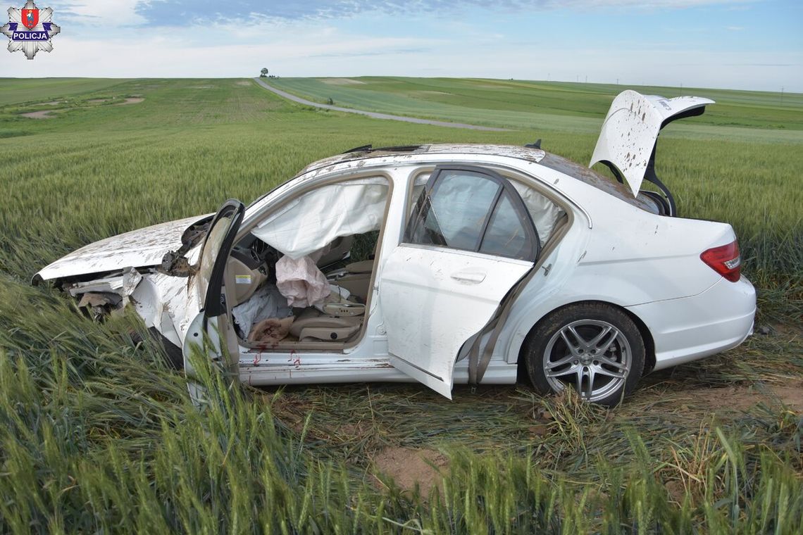 Wypadek w Rozdołach. 16-latek po alkoholu zabrał rodzicom mercedesa, auto wypadło z drogi Wypadek w Rozdołach. 16-latek po alkoholu zabrał rodzicom mercedesa, auto wypadło z drogi