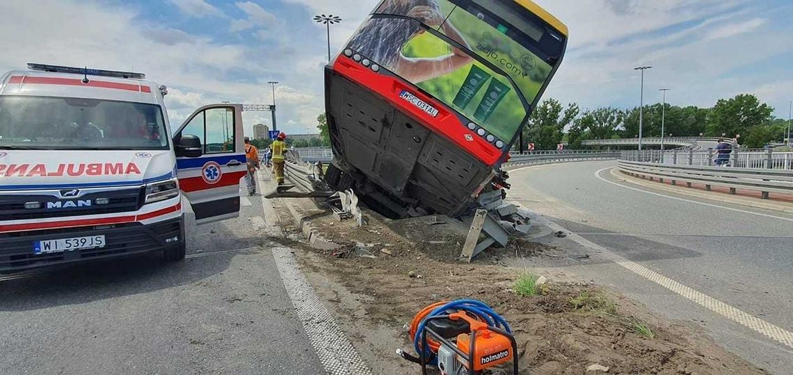 Wypadek. Znowu kierowca z zakazem. Już zjechał autobusem z mostu