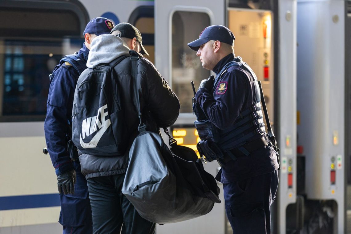 Młody mężczyzna, szukając swojego plecaka, sam zgłosił się w ręce funkcjonariuszy. W jego plecaku była marihuana.