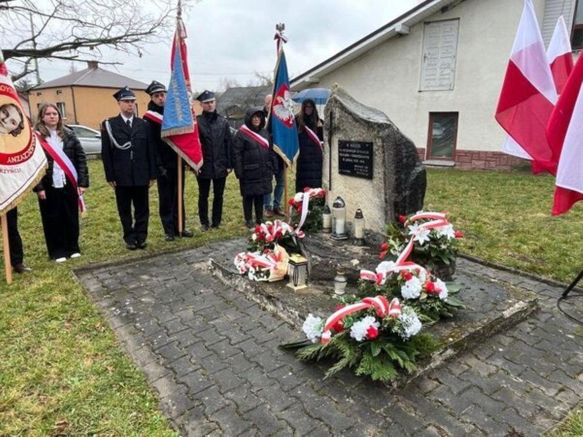 Przedstawiciele władz samorządowych, organizacji pozarządowych i instytucji publicznych, młodzież szkolna oraz mieszkańcy gminy Zwierzyniec uczcili 31 marca rocznicę pacyfikacji Wywłoczki.