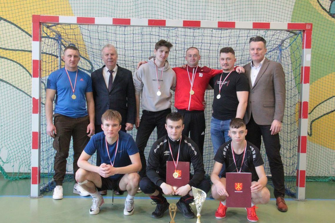 XV Halowy Turniej Piłki Nożnej w Wierzbie: Majdan Sitaniecki triumfuje po rzutach karnych